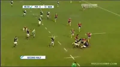 VIDEO: Cum se anihileaza adversarul in rugby: un cap in&nbsp;gura mortal!