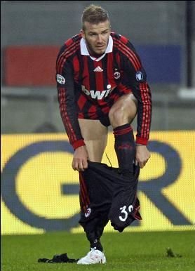 FOTO / Beckham si-a aratat chilotii Armani la derby-ul dintre Juve si Milan!_2