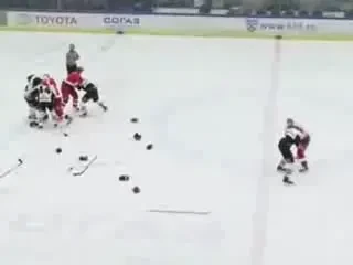 VIDEO! Baie de sange cu 30 de jucatori intr-un meci de hochei din Rusia: au luat 637 min. de suspendare!