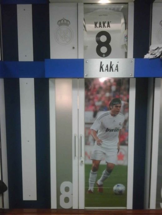 Kaka joaca fotbal in 