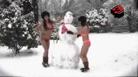 VIDEO / Sport EXTREM de frig in Anglia! Bataie cu bulgari in costum de baie: