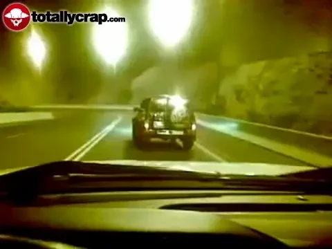 VIDEO: Sport extrem pe sosea! VEZI ce poti face cu un jeep modificat!