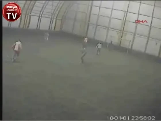 VIDEO / Un meci de fotbal se putea termina TRAGIC! Acoperisul cladirii a cazut peste jucatori: