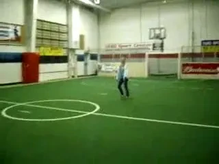 ALERTA! O blonda trage ca Roberto Carlos! Vezi ce-a patit cameramanul! VIDEO