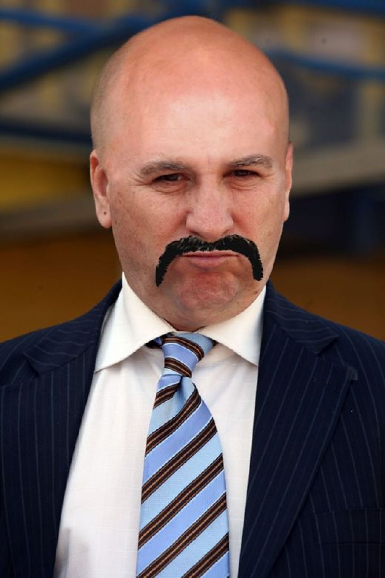 Argaseala isi lasa mustata si se tunde zero! VEZI cum vor arata stelistii daca iau titlul!_1