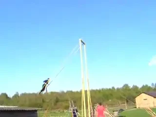 VIDEO INTERZIS CARDIACILOR! Cea mai socanta lectie de "dat in leagan"