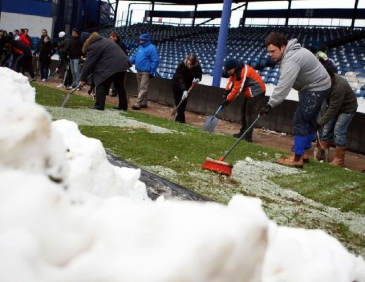 CE FANI! Imagini superbe din Anglia! Fanii lui Portsmouth au deszapezit stadionul!_2