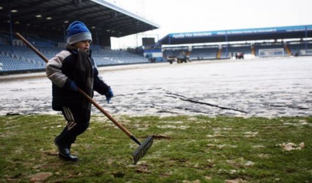 CE FANI! Imagini superbe din Anglia! Fanii lui Portsmouth au deszapezit stadionul!_3