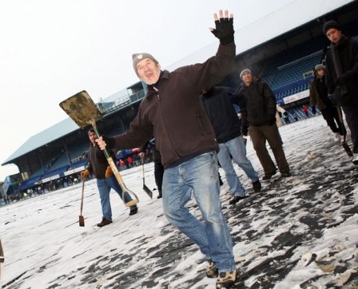 CE FANI! Imagini superbe din Anglia! Fanii lui Portsmouth au deszapezit stadionul!_7