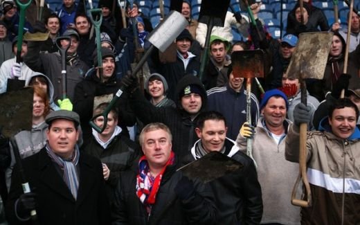 CE FANI! Imagini superbe din Anglia! Fanii lui Portsmouth au deszapezit stadionul!_12