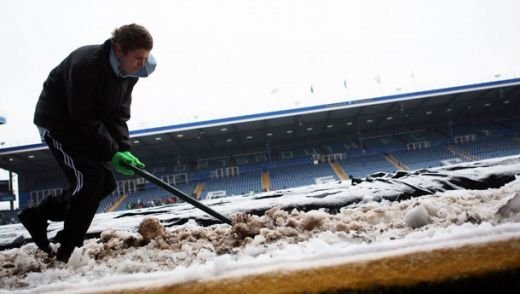 CE FANI! Imagini superbe din Anglia! Fanii lui Portsmouth au deszapezit stadionul!_15