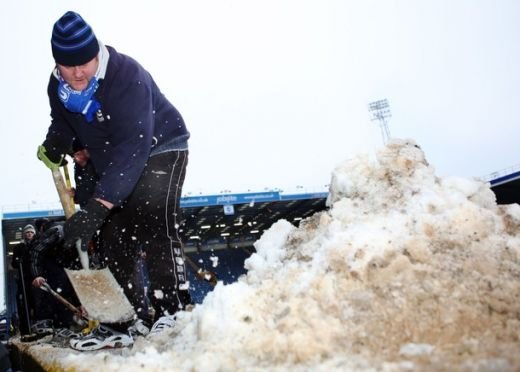 CE FANI! Imagini superbe din Anglia! Fanii lui Portsmouth au deszapezit stadionul!_17