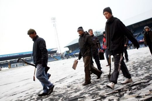 CE FANI! Imagini superbe din Anglia! Fanii lui Portsmouth au deszapezit stadionul!_16
