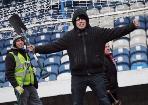 CE FANI! Imagini superbe din Anglia! Fanii lui Portsmouth au deszapezit stadionul!_18