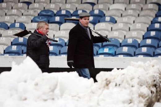 CE FANI! Imagini superbe din Anglia! Fanii lui Portsmouth au deszapezit stadionul!_20