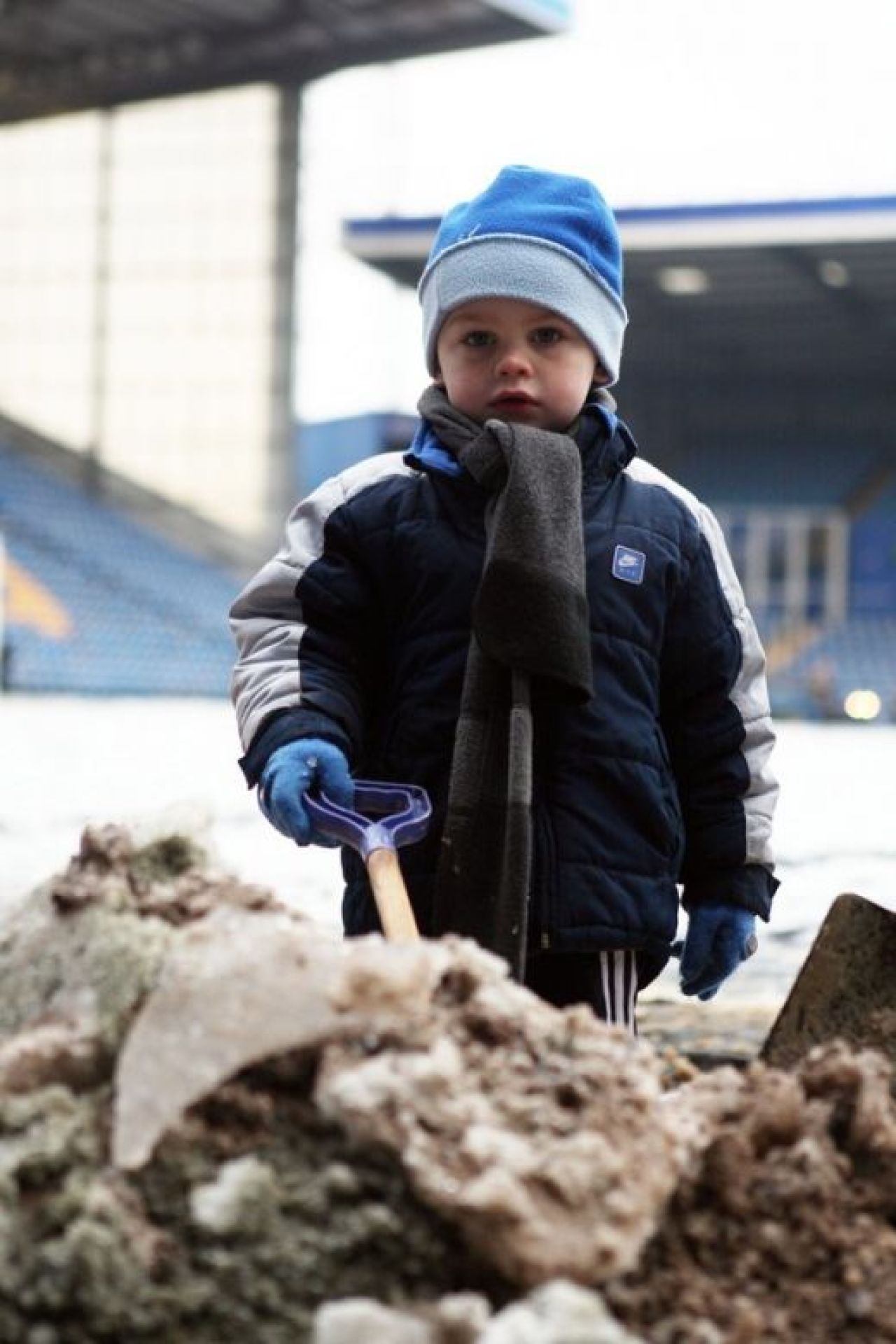 CE FANI! Imagini superbe din Anglia! Fanii lui Portsmouth au deszapezit stadionul!_22