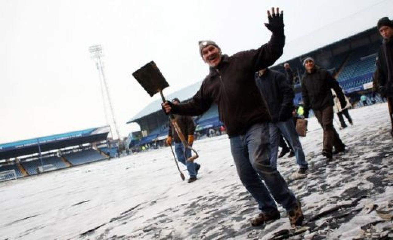 CE FANI! Imagini superbe din Anglia! Fanii lui Portsmouth au deszapezit stadionul!_26