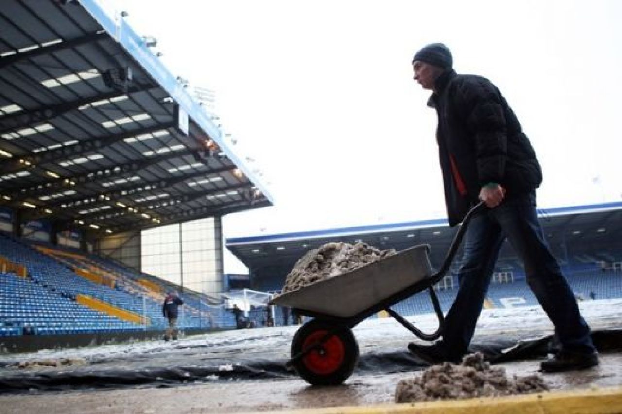 CE FANI! Imagini superbe din Anglia! Fanii lui Portsmouth au deszapezit stadionul!_28