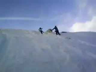 VIDEO! Iti plac bataile cu bulgari?&nbsp;Vezi cum te poate ingropa un bulgare de zapada! :)