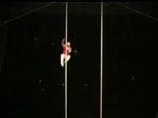 VIDEO INCREDIBIL! Un asiatic reuseste cele mai tari acrobatii pe care le-ai vazut vreodata