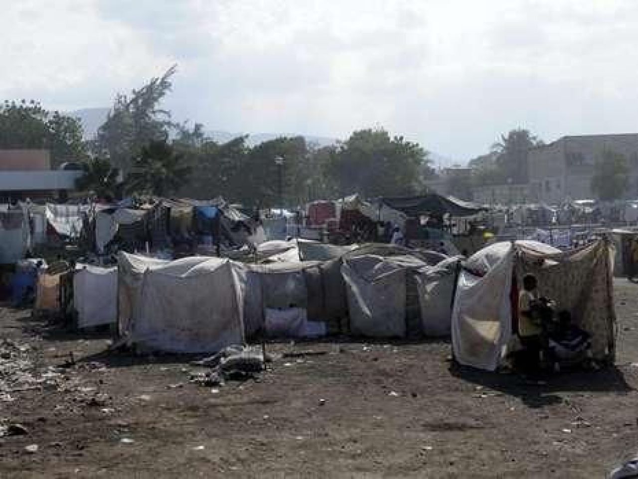 Imagini zguduitoare cu stadionul din Port au Prince, Haiti! Bild: