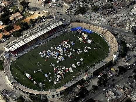 Imagini zguduitoare cu stadionul din Port au Prince, Haiti! Bild: 