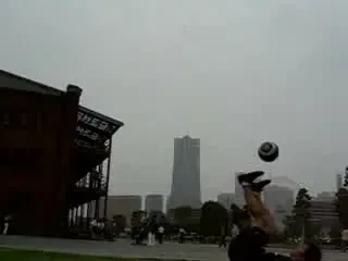 VIDEO / Super TALENT! Un pusti a impresionat cu jongleriile sale: