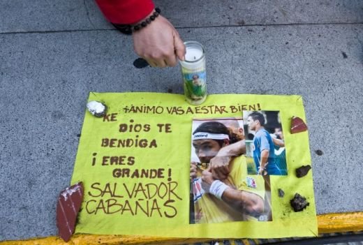 VIDEO: Zguduitor! Salvador Cabanas, impuscat in cap! VEZI imagini din momentul atacului!_15
