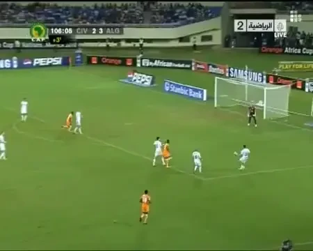 VIDEO / Cine ar fi crezut ca un portar din Algeria este in stare de asa ceva? Vezi cea mai TARE degajare de la CAN: