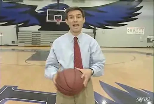 VIDEO / Tare in baschet! Vezi ce a reusit un reporter fara sa vrea: