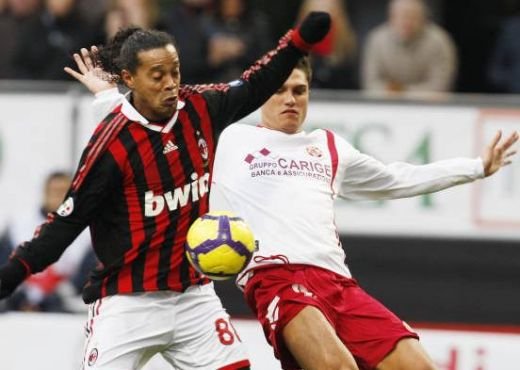 VIDEO / O fata misterioasa l-a incurajat pe Ronaldinho! Vezi ce a reusit brazilianul cu Livorno:_6