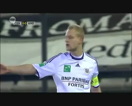 VIDEO / Cum a intrat mingea asta in poarta? Vezi un gol SENZATIE: