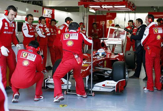 Peste 35.000 de spectatori la debutul lui Alonso la volanul unui Ferrari!_4