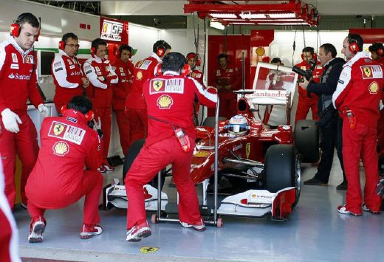 Peste 35.000 de spectatori la debutul lui Alonso la volanul unui Ferrari!_4