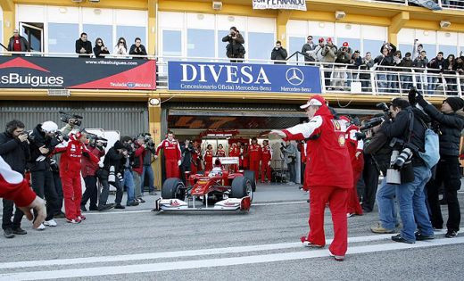 Peste 35.000 de spectatori la debutul lui Alonso la volanul unui Ferrari!_7