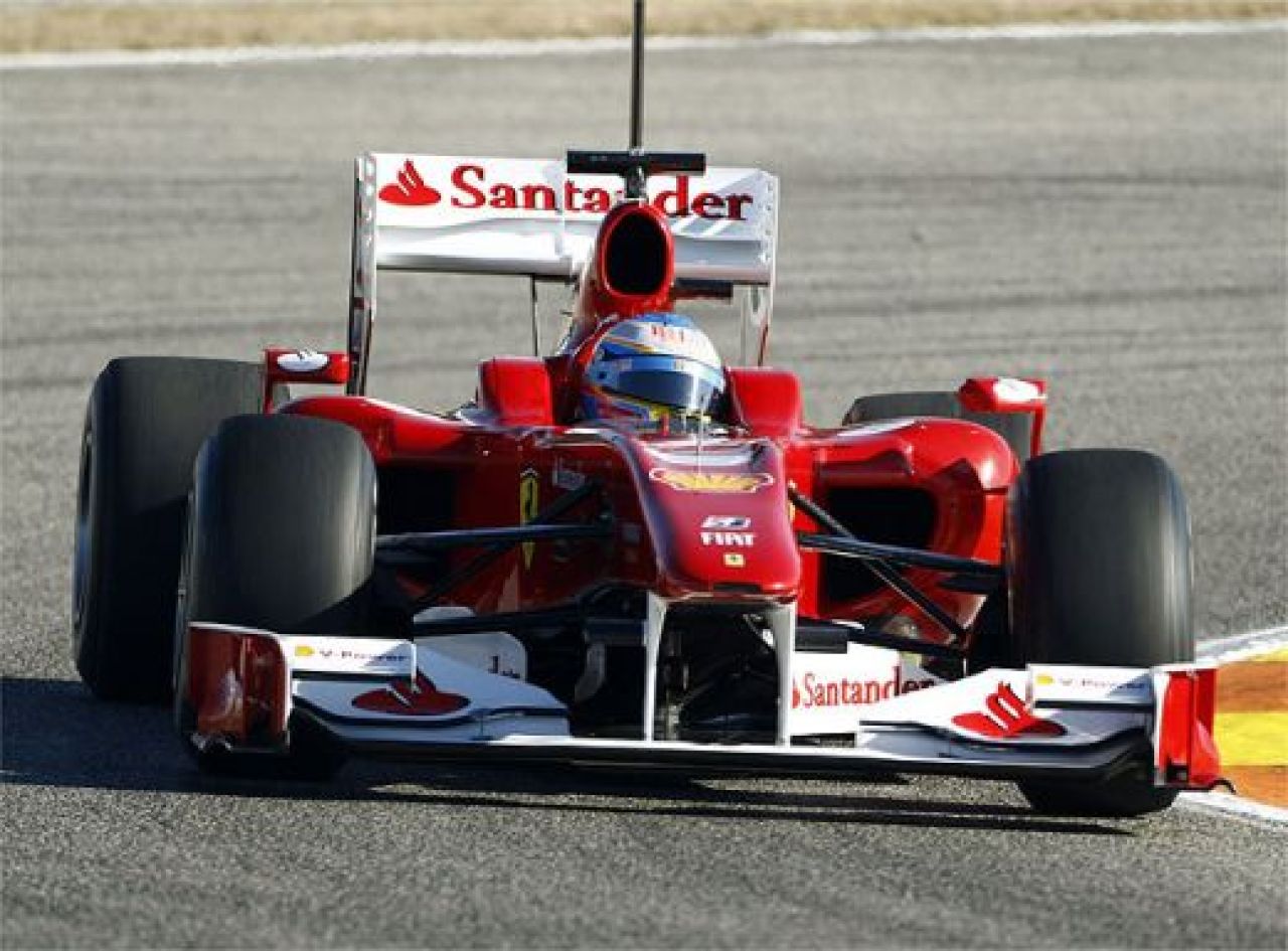 Peste 35.000 de spectatori la debutul lui Alonso la volanul unui Ferrari!_8