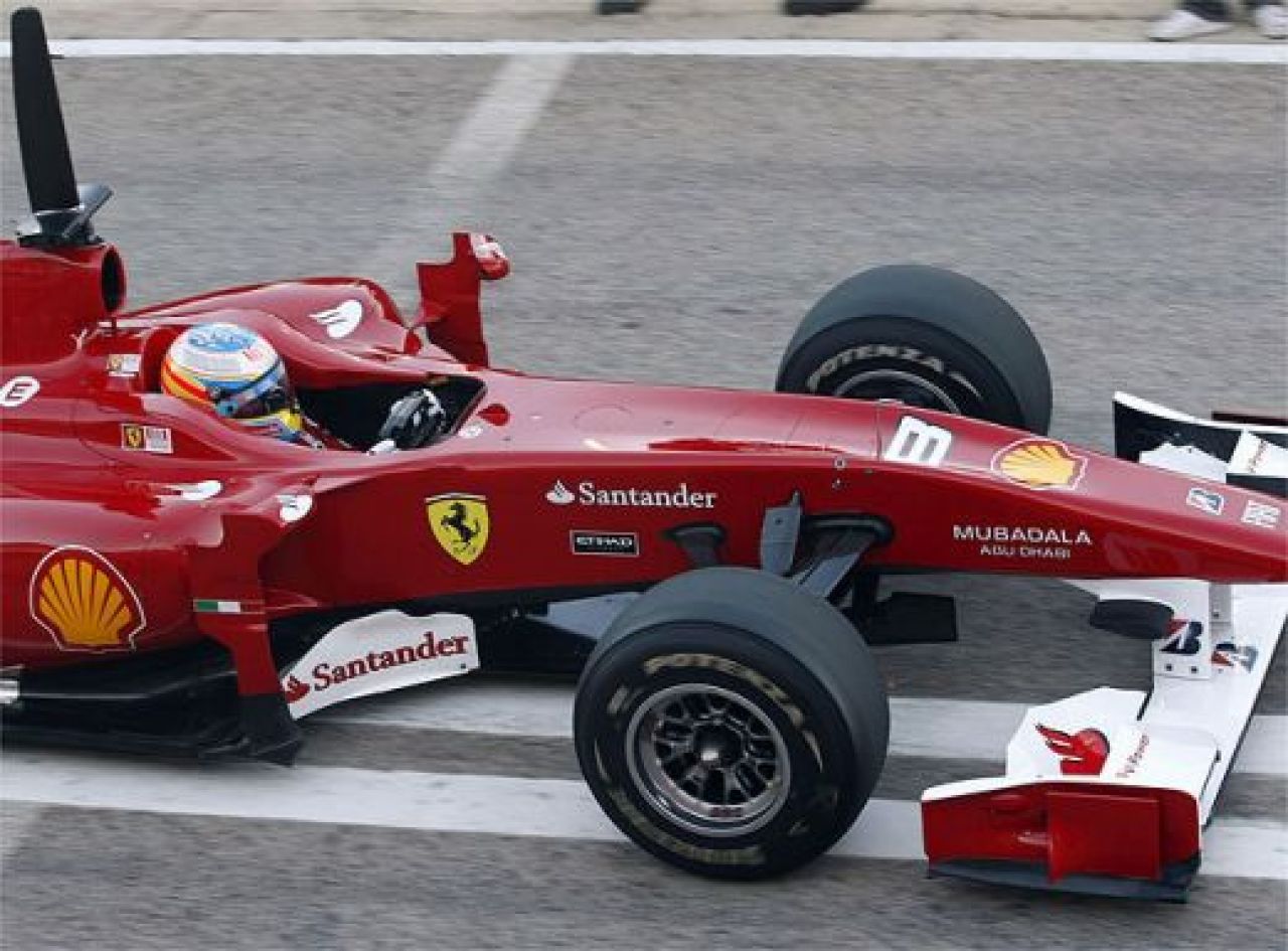 Peste 35.000 de spectatori la debutul lui Alonso la volanul unui Ferrari!_15