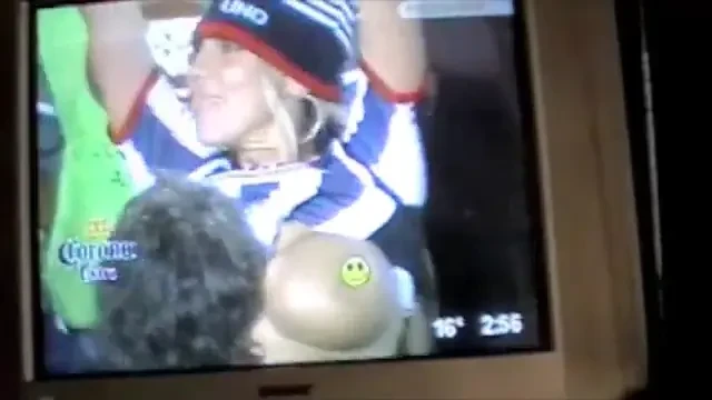 VIDEO / O blonda a devenit celebra in Mexic dupa ce s-a DEZBRACAT in timpul unei meci: