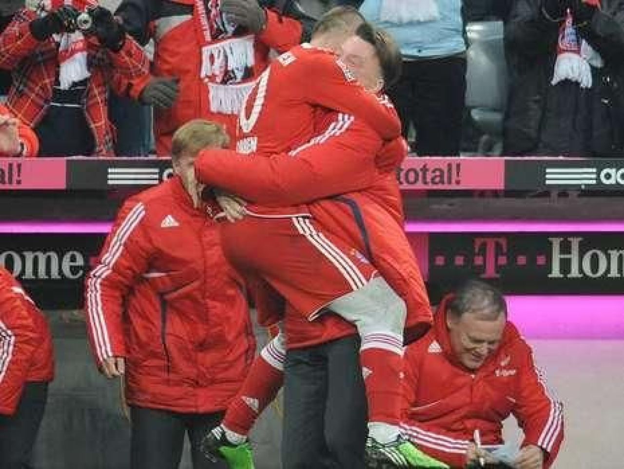 Culoarea colantilor purtati de Robben nu este agreata de Liga Profesionista Germana! FOTO:_2
