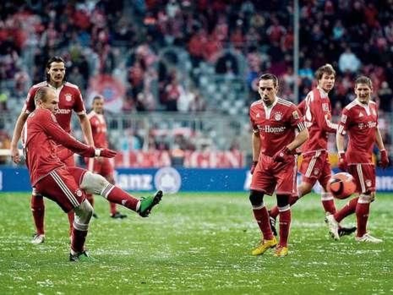 Culoarea colantilor purtati de Robben nu este agreata de Liga Profesionista Germana! FOTO:_6