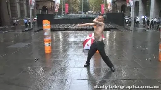 Te "TAIE" sa faci asa ceva? Asta e omul care inghite 18 sabii in acelasi timp!