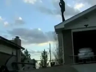 VIDEO / Cel mai DUREROS slam-dunk din istorie: omul care se crede minge de baschet!