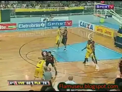 VIDEO SOCANT / A umplut podeaua de SANGE dupa ce a primit un cot in fata!