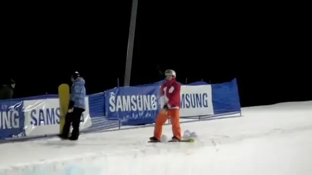 VIDEO! Ai mai vazut asa ceva? Cum poti sa joci baschet cu placa de snowboard in picioare