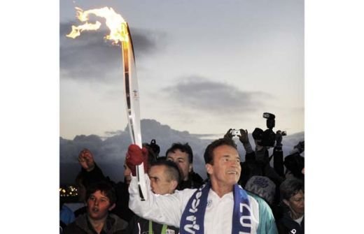 FOTO / Nebunie la Vancouver! Arnold a purtat flacara olimpica prin centrul orasului_4