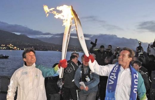 FOTO / Nebunie la Vancouver! Arnold a purtat flacara olimpica prin centrul orasului_6