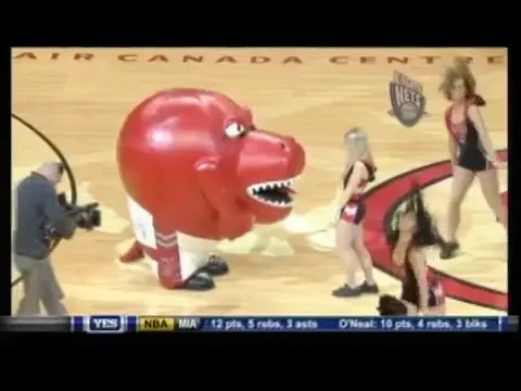 VIDEO! Iti vine sa crezi? O mascota a MANCAT o majoreta pe terenul de baschet!