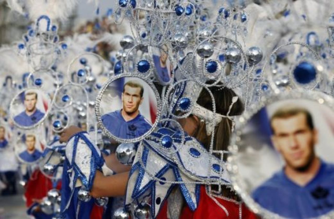 Incredibil: Jucatorii brazilieni si-au facut rost de scutiri sa fuga la Carnaval! Ce scuza a avut Adriano!_13