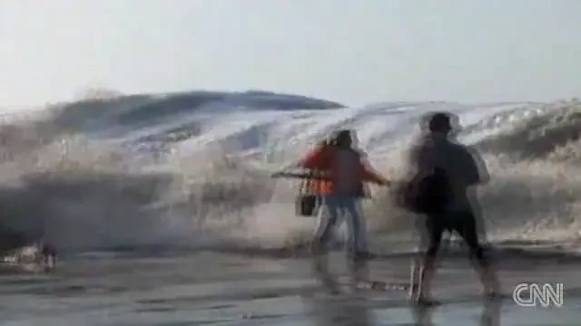 VIDEO Spectatorii de la un concurs de surf, raniti de valurile oceanului!