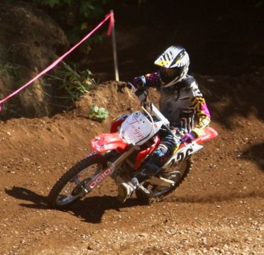 E romanca, participa la Olimpiada, se da cu motorul, face surf, sare cu parasuta si e foarte SEXY!_6